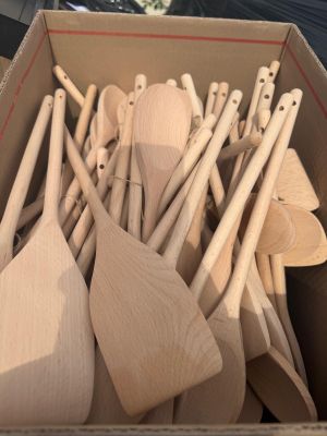 une boîte remplie de cuillères en bois posée sur une table