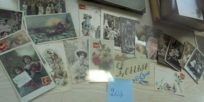 beaucoup de photos posées sur la table, sur laquelle se trouve un post-it bleu