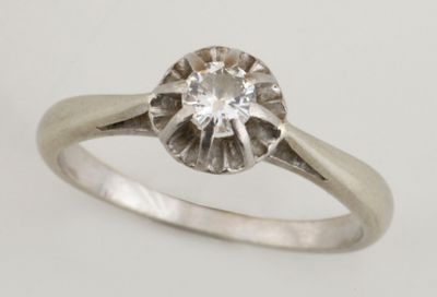 gros plan d'une bague en diamant sur fond blanc