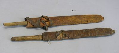 Deux couteaux à lame droite en fer forgé, manche et fourreau…