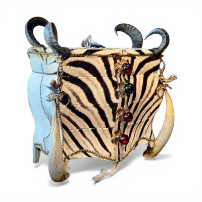 un sac à main à imprimé zèbre, orné de cornes et de perles