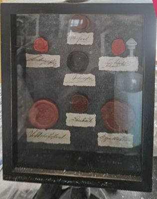 une photo d'une photo représentant un jeu de pièces dans un cadre
