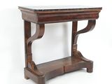 une vieille table en bois avec un plateau en marbre sur fond blanc