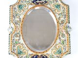 un miroir accroché au mur, orné d'un motif bleu et jaune