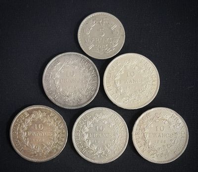 six pièces britanniques différentes sur fond noir