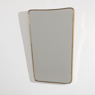 Le miroir est accroché au mur, dans un coin de la pièce.