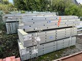 un tas de poutres en acier empilées les unes sur les autres