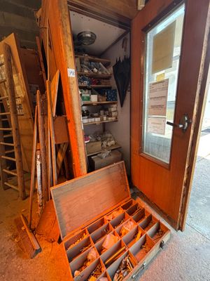une caisse en bois ouverte posée devant une porte