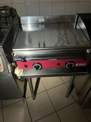 une plaque de cuisson posée sur une table dans une cuisine