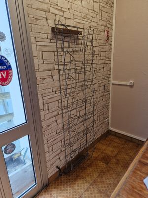 Présentoir à journaux mural en métal et bois à huit niveaux