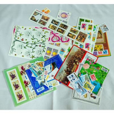 tout un tas de timbres différents, tous rassemblés sur la table