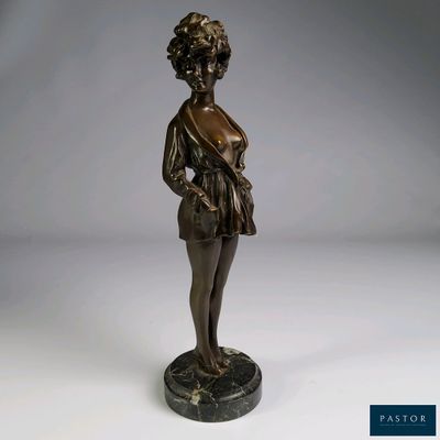 statue en bronze d'une femme tenant un oiseau sur un socle en marbre