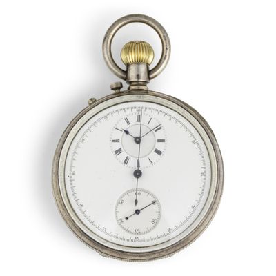 gros plan d'une montre de poche sur une surface blanche