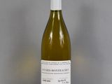 une bouteille de vin posée sur une table