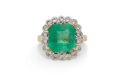une bague en émeraude et diamant
