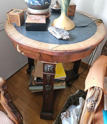 une table sur laquelle est posé un vase, dans un salon