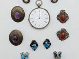 de nombreux bijoux variés posés sur un fond blanc