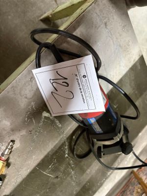 une photo d'une borne d'incendie sur laquelle est accrochée une pancarte