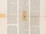 un vieux journal sur la couverture duquel est collé un bout de papier