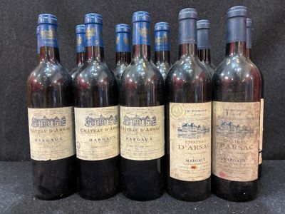 plusieurs bouteilles de vin sont alignées sur une table