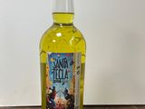 une bouteille de tequila « Santa Fela » posée sur une table en bois