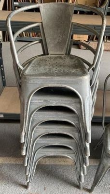 une pile de chaises et une table dans une pièce