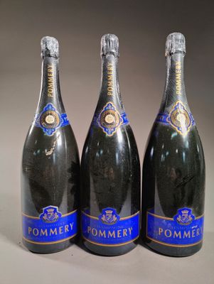 trois bouteilles de champagne sont alignées sur une table