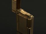 un briquet doré posé sur une surface noire