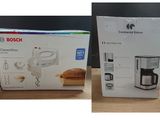 emballages d'une cafetière et d'un grille-pain posés sur une table