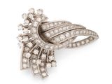 une broche en diamants et plaquée platine, signée Van Cleef