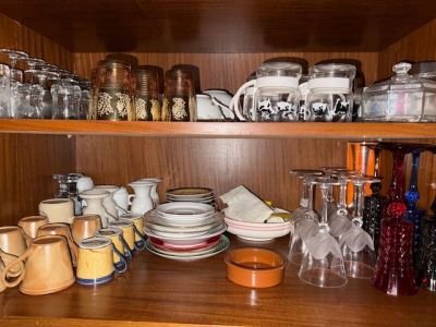 1 lot de vaisselle ordinaire + 1 lot de plats en inox + 1 lo…