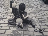 un jeune garçon assis par terre avec un skateboard
