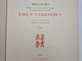 un livre ouvert, sur lequel figurent des caractères chinois, posé sur une table