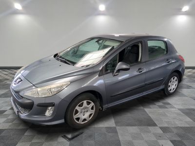 la photo d'une voiture grise garée dans un garage