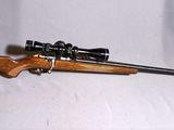 une photo d'un fusil jouet muni d'une lunette de visée, sur fond blanc