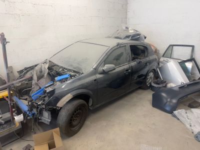 une photo d'une voiture garée dans un garage, le capot ouvert