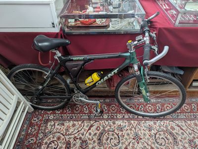 un vélo garé devant une table