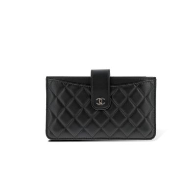 portefeuille Chanel en cuir matelassé noir