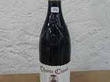 une bouteille de vin posée sur une table