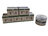trois boîtes de crème Kerato et un pot de crème empilés les uns sur les autres