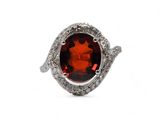 une bague ornée d'un grenat ovale, de garnétite et de diamants