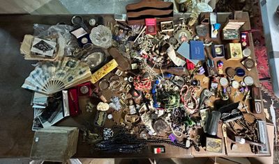 une table posée à même le sol, chargée d'objets divers et variés