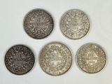 quatre types de pièces différents sont présentés sur une surface blanche
