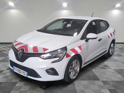 la voiture blanche et rouge est garée sur un sol en damier