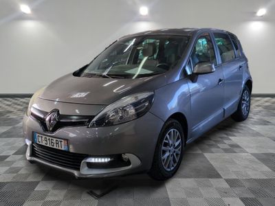 la photo d'une voiture grise garée dans un garage