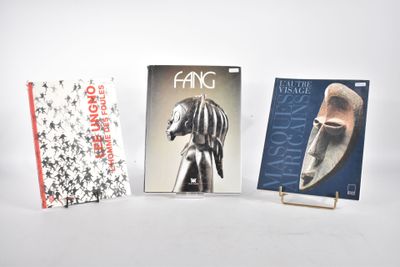 trois livres sont posés les uns à côté des autres sur une surface blanche