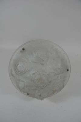 un objet en verre posé sur une surface blanche