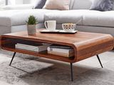une table basse avec un livre dans un salon