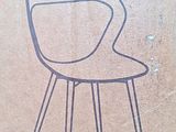 une boîte en carton sur laquelle est dessiné une chaise