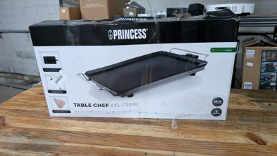 une boîte contenant une grille, posée sur une table